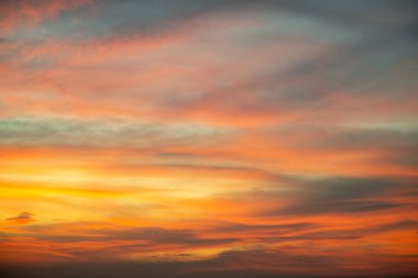 Gökyüzü, güzel gün batımı manzarası, lüks, yumuşak, turuncu altın bulutlar ve mavi dramatik gökyüzünde güneş ışığı arka plan, sabah, akşam, Alacakaranlık, iklim değişikliği, yatay gün batımı fotoğrafı için mükemmel.