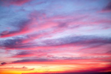 Gökyüzü, güzel gün batımı manzarası, lüks, yumuşak, turuncu altın bulutlar ve mavi dramatik gökyüzünde güneş ışığı arka plan, sabah, akşam, Alacakaranlık, iklim değişikliği, yatay gün batımı fotoğrafı için mükemmel.