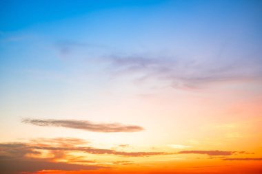 Güzel, lüks, yumuşak turuncu altın bulutlar ve mavi gökyüzünde güneş ışığı arka plan için mükemmel, akşam, Alacakaranlık, büyük boy, yüksek çözünürlüklü manzara fotoğrafı, savana manzarası