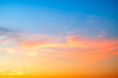 Güzel, lüks, yumuşak turuncu altın bulutlar ve mavi gökyüzünde güneş ışığı arka plan için mükemmel, akşam, Alacakaranlık, büyük boy, yüksek çözünürlüklü manzara fotoğrafı, savana manzarası