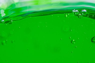 Su dalgası, kabarcıklı canlı yeşil sıvıyı kapatın, dinamik hareketi ve tazeliği yakalayın. Geçmişler, içecekler ya da soyut kavramlar için mükemmel. meşrubat