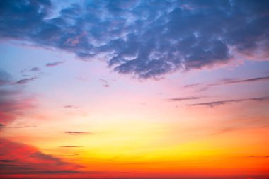 Gökyüzü, güzel gün batımı manzarası, lüks, yumuşak, turuncu altın bulutlar ve mavi dramatik gökyüzünde güneş ışığı arka plan, sabah, akşam, Alacakaranlık, iklim değişikliği, yatay gün batımı fotoğrafı için mükemmel.