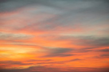 Gökyüzü, güzel gün batımı manzarası, lüks, yumuşak, turuncu altın bulutlar ve mavi dramatik gökyüzünde güneş ışığı arka plan, sabah, akşam, Alacakaranlık, iklim değişikliği, yatay gün batımı fotoğrafı için mükemmel.