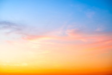 Güzel, lüks, yumuşak turuncu altın bulutlar ve mavi gökyüzünde güneş ışığı arka plan için mükemmel, akşam, Alacakaranlık, büyük boy, yüksek çözünürlüklü manzara fotoğrafı, savana manzarası