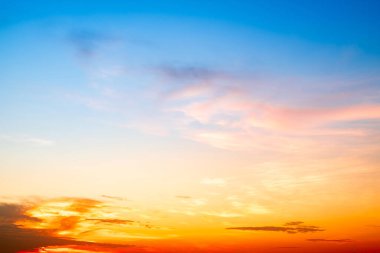 Güzel, lüks, yumuşak turuncu altın bulutlar ve mavi gökyüzünde güneş ışığı arka plan için mükemmel, akşam, Alacakaranlık, büyük boy, yüksek çözünürlüklü manzara fotoğrafı, savana manzarası