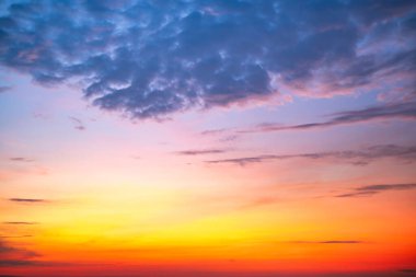 Gökyüzü, güzel gün batımı manzarası, lüks, yumuşak, turuncu altın bulutlar ve mavi dramatik gökyüzünde güneş ışığı arka plan, sabah, akşam, Alacakaranlık, iklim değişikliği, yatay gün batımı fotoğrafı için mükemmel.