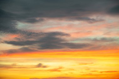 Gökyüzü, güzel gün batımı manzarası, lüks, yumuşak, turuncu altın bulutlar ve mavi dramatik gökyüzünde güneş ışığı arka plan, sabah, akşam, Alacakaranlık, iklim değişikliği, yatay gün batımı fotoğrafı için mükemmel.