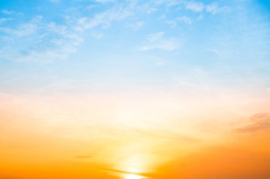 Güzel, lüks, yumuşak turuncu altın bulutlar ve mavi gökyüzünde güneş ışığı arka plan için mükemmel, akşam, Alacakaranlık, büyük boy, yüksek çözünürlüklü manzara fotoğrafı, savana manzarası