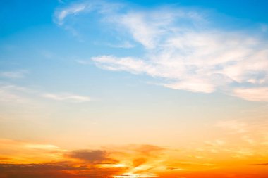 Güzel, lüks, yumuşak turuncu altın bulutlar ve mavi gökyüzünde güneş ışığı arka plan için mükemmel, akşam, Alacakaranlık, büyük boy, yüksek çözünürlüklü manzara fotoğrafı, savana manzarası