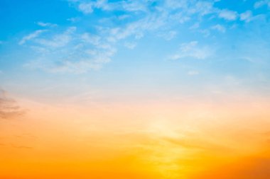 Güzel, lüks, yumuşak turuncu altın bulutlar ve mavi gökyüzünde güneş ışığı arka plan için mükemmel, akşam, Alacakaranlık, büyük boy, yüksek çözünürlüklü manzara fotoğrafı, savana manzarası