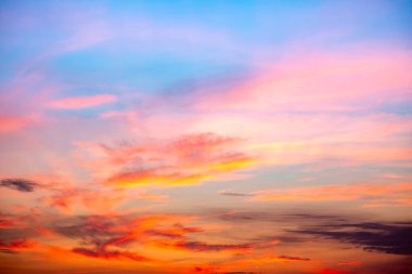 Güzel, lüks, yumuşak turuncu altın bulutlar ve mavi gökyüzünde güneş ışığı arka plan için mükemmel, akşam, Alacakaranlık, büyük boy, yüksek çözünürlüklü manzara fotoğrafı, savana manzarası