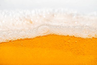Parlak portakal yağını veya birayı kapat doku ve doğa dalgaları, güzel dalgalar eğrisi ve grafik tasarım ve arka plan için pürüzsüz küçük kabarcıklar, yağlı baloncuklar, yumuşak bira kabarcıkları, seçici odaklanma