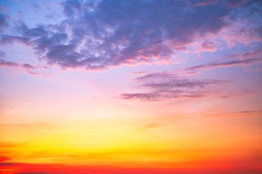 Gökyüzü, güzel gün batımı manzarası, lüks, yumuşak, turuncu altın bulutlar ve mavi dramatik gökyüzünde güneş ışığı arka plan, sabah, akşam, Alacakaranlık, iklim değişikliği, yatay gün batımı fotoğrafı için mükemmel.