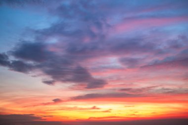 Gökyüzü, güzel gün batımı manzarası, lüks, yumuşak, turuncu altın bulutlar ve mavi dramatik gökyüzünde güneş ışığı arka plan, sabah, akşam, Alacakaranlık, iklim değişikliği, yatay gün batımı fotoğrafı için mükemmel.