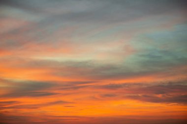 Gökyüzü, güzel gün batımı manzarası, lüks, yumuşak, turuncu altın bulutlar ve mavi dramatik gökyüzünde güneş ışığı arka plan, sabah, akşam, Alacakaranlık, iklim değişikliği, yatay gün batımı fotoğrafı için mükemmel.
