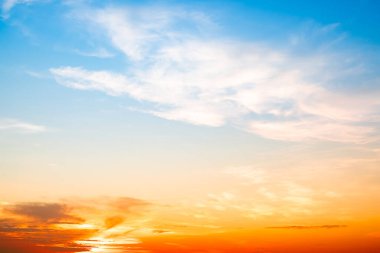 Güzel, lüks, yumuşak turuncu altın bulutlar ve mavi gökyüzünde güneş ışığı arka plan için mükemmel, akşam, Alacakaranlık, büyük boy, yüksek çözünürlüklü manzara fotoğrafı, savana manzarası