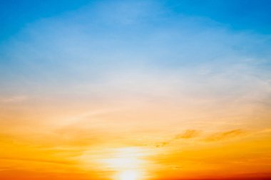 Güzel, lüks, yumuşak turuncu altın bulutlar ve mavi gökyüzünde güneş ışığı arka plan için mükemmel, akşam, Alacakaranlık, büyük boy, yüksek çözünürlüklü manzara fotoğrafı, savana manzarası