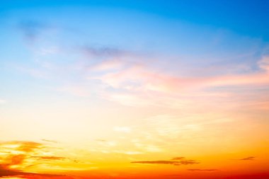 Güzel, lüks, yumuşak turuncu altın bulutlar ve mavi gökyüzünde güneş ışığı arka plan için mükemmel, akşam, Alacakaranlık, büyük boy, yüksek çözünürlüklü manzara fotoğrafı, savana manzarası