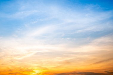 Güzel, lüks, yumuşak turuncu altın bulutlar ve mavi gökyüzünde güneş ışığı arka plan için mükemmel, akşam, Alacakaranlık, büyük boy, yüksek çözünürlüklü manzara fotoğrafı, savana manzarası