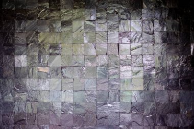 Doğal yeşil ve gri tonlu desenli taş döşeme duvarı. Arkaplan, mimari, iç tasarım veya inşaat temalı görseller için ideal.