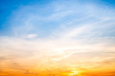 Güzel, lüks, yumuşak turuncu altın bulutlar ve mavi gökyüzünde güneş ışığı arka plan için mükemmel, akşam, Alacakaranlık, büyük boy, yüksek çözünürlüklü manzara fotoğrafı, savana manzarası