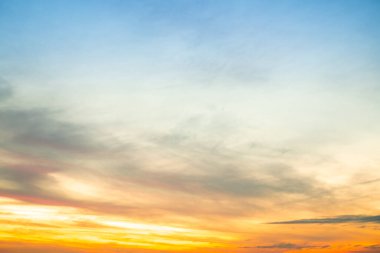 Güzel, lüks, yumuşak turuncu altın bulutlar ve mavi gökyüzünde güneş ışığı arka plan için mükemmel, akşam, Alacakaranlık, büyük boy, yüksek çözünürlüklü manzara fotoğrafı, savana manzarası