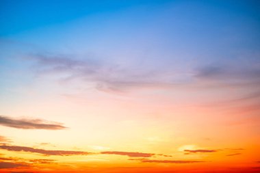 Güzel, lüks, yumuşak turuncu altın bulutlar ve mavi gökyüzünde güneş ışığı arka plan için mükemmel, akşam, Alacakaranlık, büyük boy, yüksek çözünürlüklü manzara fotoğrafı, savana manzarası