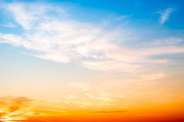 Güzel, lüks, yumuşak turuncu altın bulutlar ve mavi gökyüzünde güneş ışığı arka plan için mükemmel, akşam, Alacakaranlık, büyük boy, yüksek çözünürlüklü manzara fotoğrafı, savana manzarası