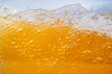 Parlak portakal yağını veya birayı kapat doku ve doğa dalgaları, güzel dalgalar eğrisi ve grafik tasarım ve arka plan için pürüzsüz küçük kabarcıklar, yağlı baloncuklar, yumuşak bira kabarcıkları, seçici odaklanma