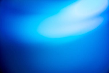 Soyut mavi ve beyaz bulanık ışık arkaplanı. Bulanık hareket gradyan karışık renk arkaplanı. Yaratıcı tasarım, pazarlama malzemeleri, teknolojik görseller ve modern grafik sanat projelerinde kullanım için ideal