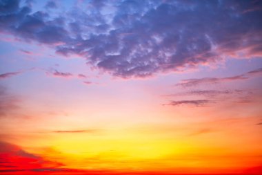 Gökyüzü, güzel gün batımı manzarası, lüks, yumuşak, turuncu altın bulutlar ve mavi dramatik gökyüzünde güneş ışığı arka plan, sabah, akşam, Alacakaranlık, iklim değişikliği, yatay gün batımı fotoğrafı için mükemmel.