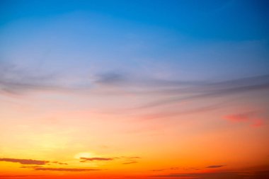 Güzel, lüks, yumuşak turuncu altın bulutlar ve mavi gökyüzünde güneş ışığı arka plan için mükemmel, akşam, Alacakaranlık, büyük boy, yüksek çözünürlüklü manzara fotoğrafı, savana manzarası