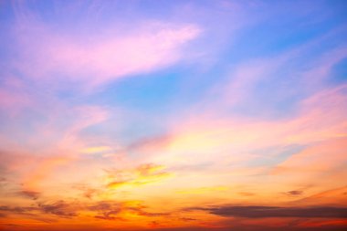 Güzel, lüks, yumuşak turuncu altın bulutlar ve mavi gökyüzünde güneş ışığı arka plan için mükemmel, akşam, Alacakaranlık, büyük boy, yüksek çözünürlüklü manzara fotoğrafı, savana manzarası