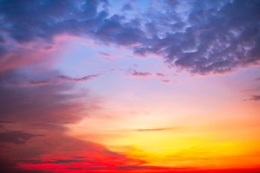 Gökyüzü, güzel gün batımı manzarası, lüks, yumuşak, turuncu altın bulutlar ve mavi dramatik gökyüzünde güneş ışığı arka plan, sabah, akşam, Alacakaranlık, iklim değişikliği, yatay gün batımı fotoğrafı için mükemmel.