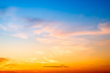 Güzel, lüks, yumuşak turuncu altın bulutlar ve mavi gökyüzünde güneş ışığı arka plan için mükemmel, akşam, Alacakaranlık, büyük boy, yüksek çözünürlüklü manzara fotoğrafı, savana manzarası