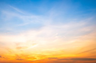 Güzel, lüks, yumuşak turuncu altın bulutlar ve mavi gökyüzünde güneş ışığı arka plan için mükemmel, akşam, Alacakaranlık, büyük boy, yüksek çözünürlüklü manzara fotoğrafı, savana manzarası