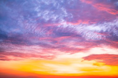 Güzel, lüks, yumuşak turuncu altın bulutlar ve mavi gökyüzünde güneş ışığı arka plan için mükemmel, akşam, Alacakaranlık, büyük boy, yüksek çözünürlüklü manzara fotoğrafı, savana manzarası