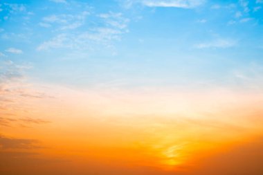 Güzel, lüks, yumuşak turuncu altın bulutlar ve mavi gökyüzünde güneş ışığı arka plan için mükemmel, akşam, Alacakaranlık, büyük boy, yüksek çözünürlüklü manzara fotoğrafı, savana manzarası