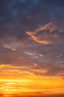 Güzel, lüks, yumuşak turuncu altın bulutlar ve mavi gökyüzünde güneş ışığı arka plan için mükemmel, akşam, Alacakaranlık, büyük boy, yüksek çözünürlüklü manzara fotoğrafı, savana manzarası