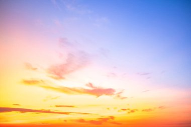 Güzel, lüks, yumuşak turuncu altın bulutlar ve mavi gökyüzünde güneş ışığı arka plan için mükemmel, akşam, Alacakaranlık, büyük boy, yüksek çözünürlüklü manzara fotoğrafı, savana manzarası