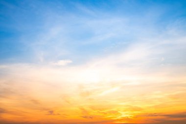 Güzel, lüks, yumuşak turuncu altın bulutlar ve mavi gökyüzünde güneş ışığı arka plan için mükemmel, akşam, Alacakaranlık, büyük boy, yüksek çözünürlüklü manzara fotoğrafı, savana manzarası