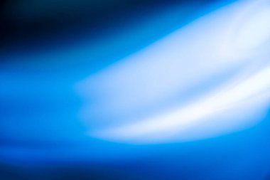 Soyut mavi ve beyaz bulanık ışık arkaplanı. Bulanık hareket gradyan karışık renk arkaplanı. Yaratıcı tasarım, pazarlama malzemeleri, teknolojik görseller ve modern grafik sanat projelerinde kullanım için ideal