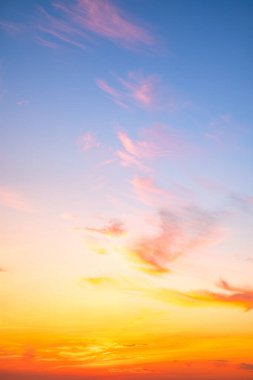 Güzel, lüks, yumuşak turuncu altın bulutlar ve mavi gökyüzünde güneş ışığı arka plan için mükemmel, akşam, Alacakaranlık, büyük boy, yüksek çözünürlüklü manzara fotoğrafı, dikey