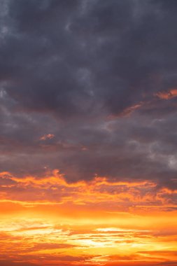 Güzel, lüks, yumuşak turuncu altın bulutlar ve mavi gökyüzünde güneş ışığı arka plan için mükemmel, akşam, Alacakaranlık, büyük boy, yüksek çözünürlüklü manzara fotoğrafı, dikey