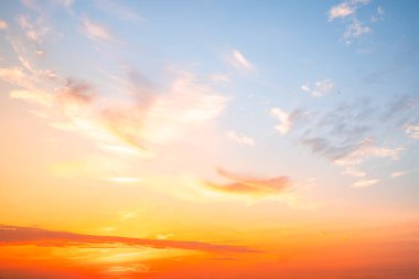 Güzel, lüks, yumuşak turuncu altın bulutlar ve mavi gökyüzünde güneş ışığı arka plan için mükemmel, akşam, Alacakaranlık, büyük boy, yüksek çözünürlüklü manzara fotoğrafı, savana manzarası