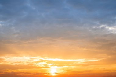 Güzel, lüks, yumuşak turuncu altın bulutlar ve mavi gökyüzünde güneş ışığı arka plan için mükemmel, akşam, Alacakaranlık, büyük boy, yüksek çözünürlüklü manzara fotoğrafı, savana manzarası