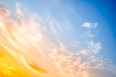 Güzel, lüks, yumuşak turuncu altın bulutlar ve mavi gökyüzünde güneş ışığı arka plan için mükemmel, akşam, Alacakaranlık, büyük boy, yüksek çözünürlüklü manzara fotoğrafı, savana manzarası