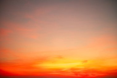 Güzel, lüks, yumuşak turuncu altın bulutlar ve mavi gökyüzünde güneş ışığı arka plan için mükemmel, akşam, Alacakaranlık, büyük boy, yüksek çözünürlüklü manzara fotoğrafı, savana manzarası