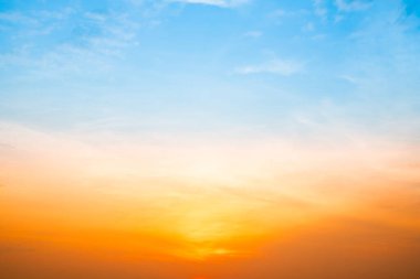 Güzel, lüks, yumuşak turuncu altın bulutlar ve mavi gökyüzünde güneş ışığı arka plan için mükemmel, akşam, Alacakaranlık, büyük boy, yüksek çözünürlüklü manzara fotoğrafı, savana manzarası