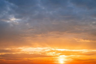 Güzel, lüks, yumuşak turuncu altın bulutlar ve mavi gökyüzünde güneş ışığı arka plan için mükemmel, akşam, Alacakaranlık, büyük boy, yüksek çözünürlüklü manzara fotoğrafı, savana manzarası